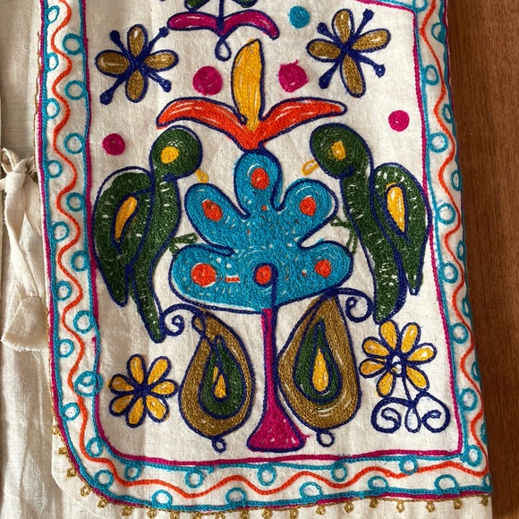 Embroidered Floral Vest - Picture 7 of 9